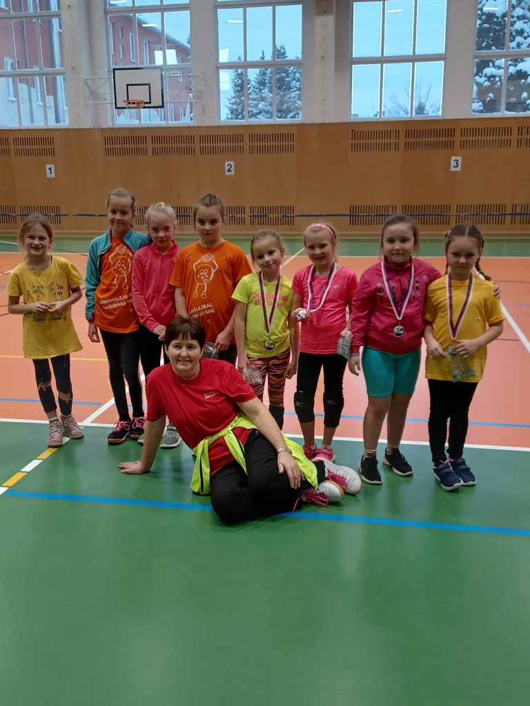 hráčky žlutého a oranžového minivolejbalu s trenérkou Alčou